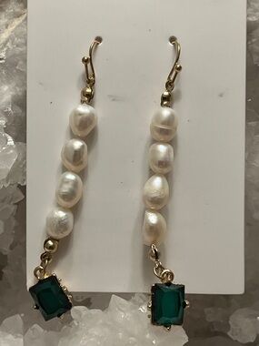 💎 3/$15 E41 NWT JOE FRESH Long Pearl and Green Crystal Dangle Earrings MSRP $12